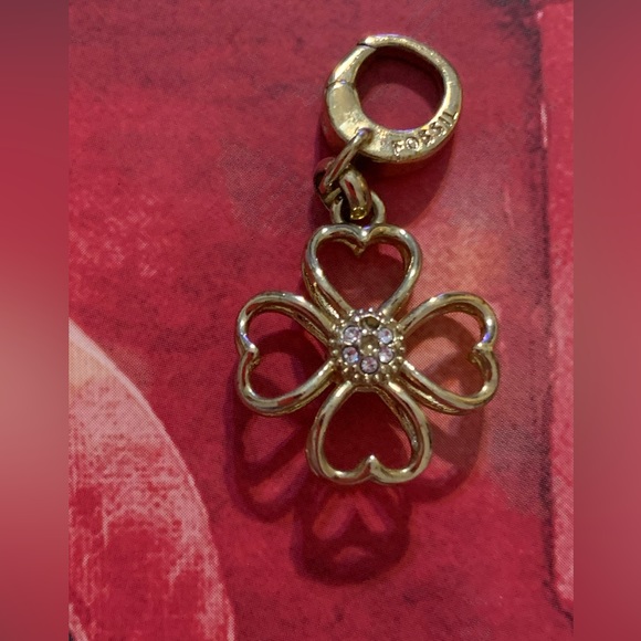 Fossil clover charm - Picture 5 of 15